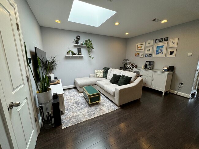 Foto del edificio - 1725 Trinidad Ave NE