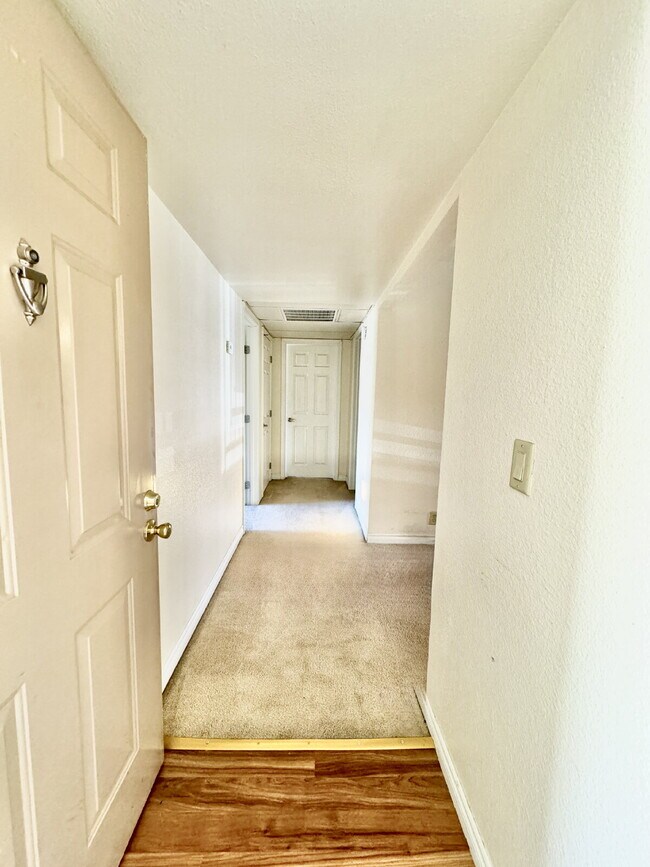 Building Photo - Lovely 2 Bed, 2 Bath Upstairs Condo for Rent in Guard Gated Community!
