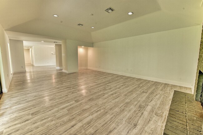 Foto del edificio - 15626 Whitewater Ln