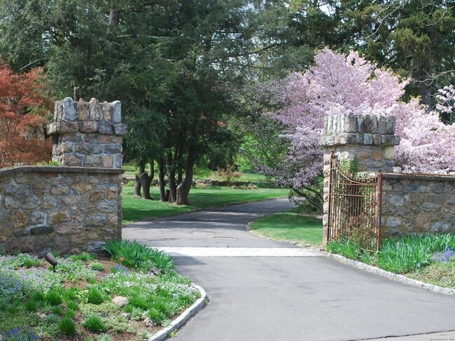 Foto del edificio - 2820 High Ridge Rd