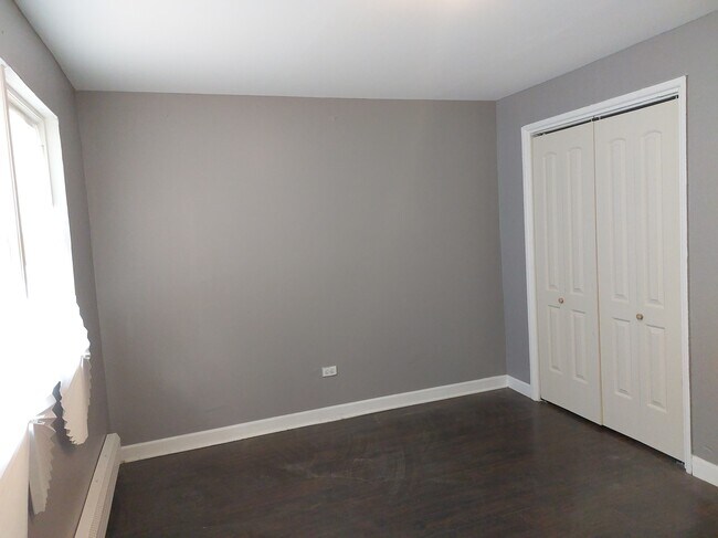 2nd bedroom - 5037 S Drexel Blvd