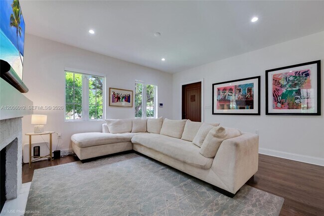 Foto del edificio - Minorca Avenue, Coral Gables, FL 33134 - 2 BR 2 BA single-family home