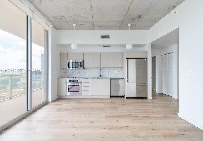 Foto del edificio - 3470 E Coast Ave