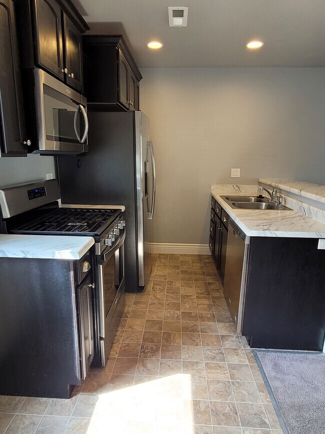 Building Photo - 115 E Majestic Elms Pl