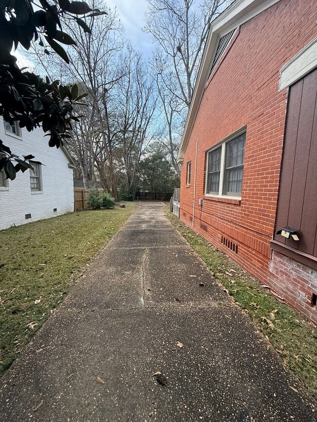 Building Photo - ** 3 Bed 2 Bath Located beside Huntingdon ** Call 334-366-9198 to schedule a self tour