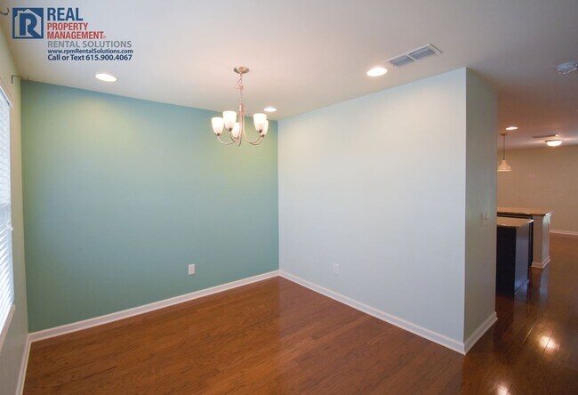 Foto del edificio - Wonderful townhome 15 min. to downtown Nashville- pool, tennis courts & fitness center!