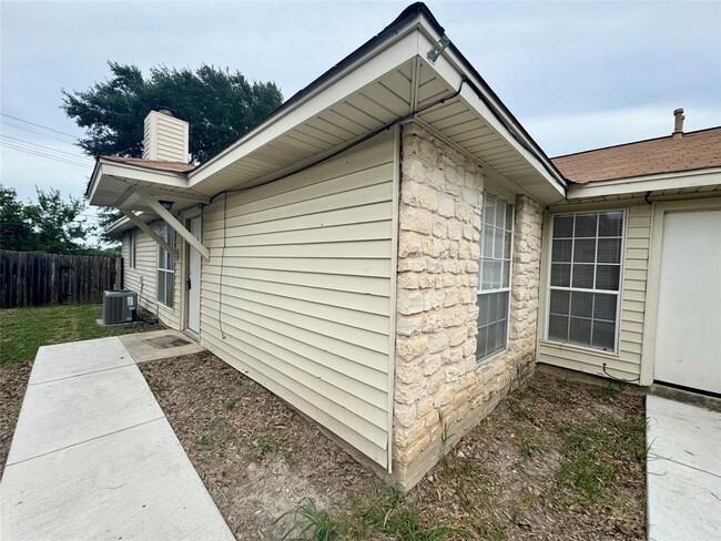 Building Photo - 1510 S Medina St