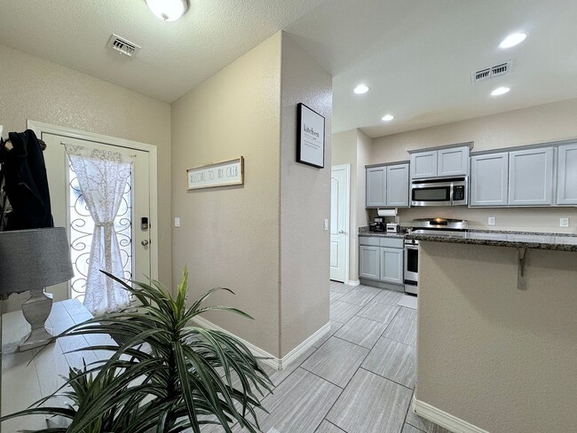 Building Photo - Northeast El Paso 3Bed/2 Bath Refrig A/C Across From Park!