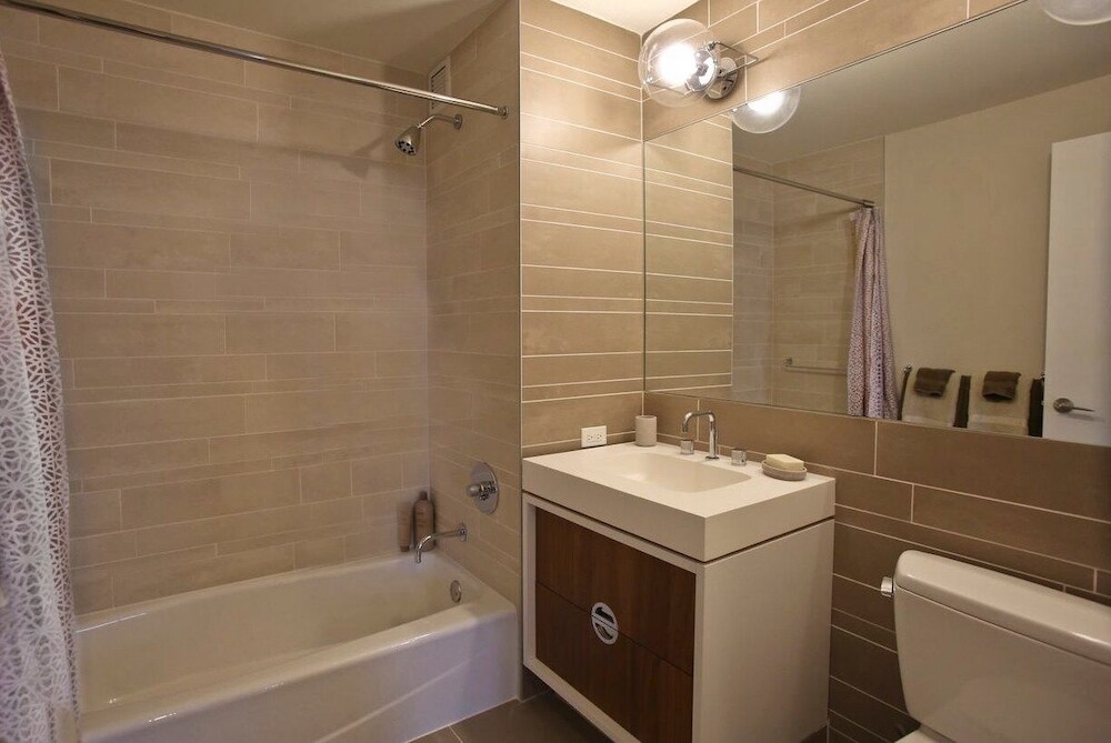Building Photo - 606 W 47th St