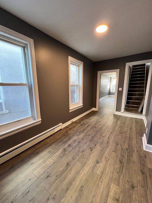 Building Photo - Fully Renovated 3 Bedroom 1 Bath Home Avai...