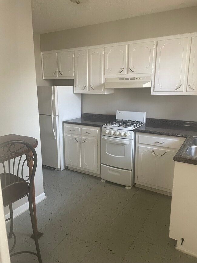 Kitchen - Faulkner Court Apartments