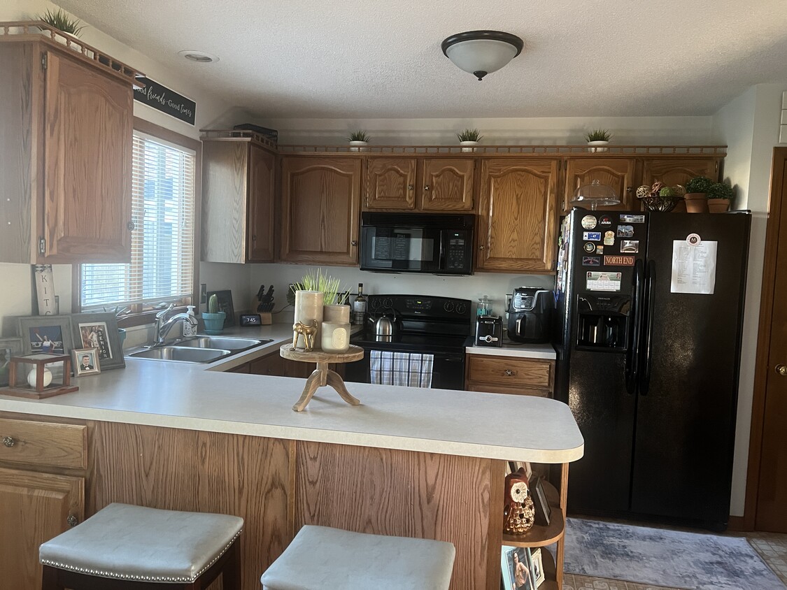 Kitchen w/appliances - 6978 Sy Rd