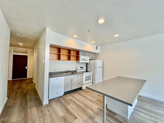 Foto del edificio - Two-Bedroom Downtown Condo with City View!!