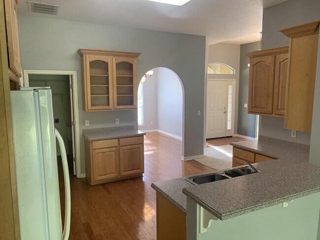Building Photo - "Spacious 4-Bedroom Gem with 2 Full Baths ...