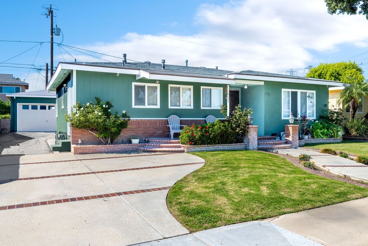 Lakewood Estates 3 Bedroom, 2 Bath Home with 2 Car Garage - Lakewood Estates 3 Bedroom, 2 Bath Home with 2 Car Garage