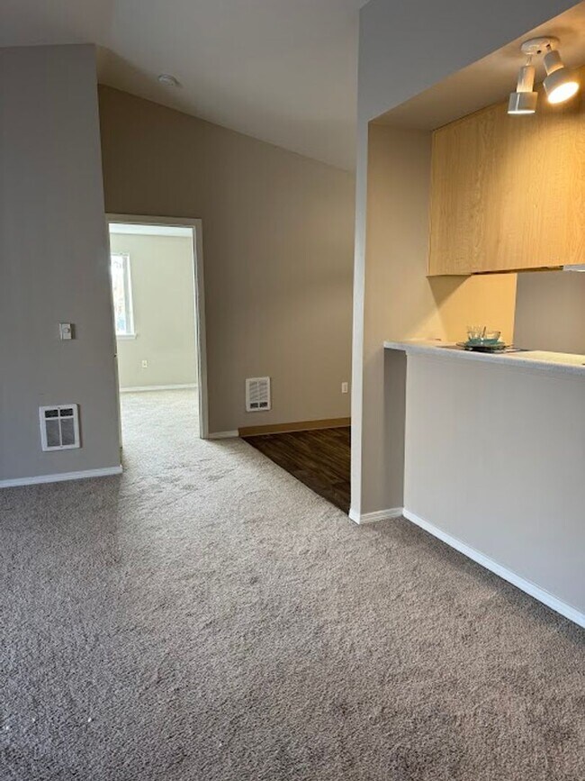 Foto del edificio - Life Just Got Better Come See For Yourself At Powell Court Apartments!!