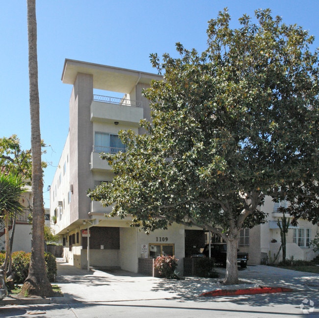 Building Photo - 1109 S Sherbourne Dr