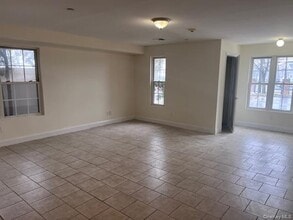 Building Photo - 388 W Montauk Hwy