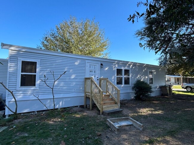 Building Photo - 3 bedroom, 2 bath