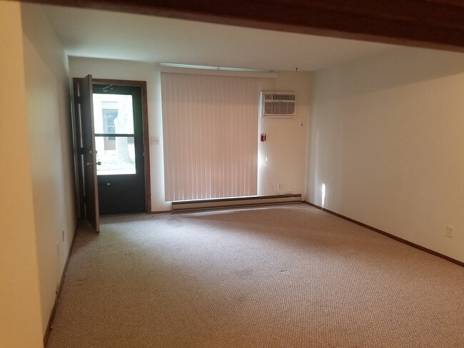 Building Photo - 1695 S Carriage Ln