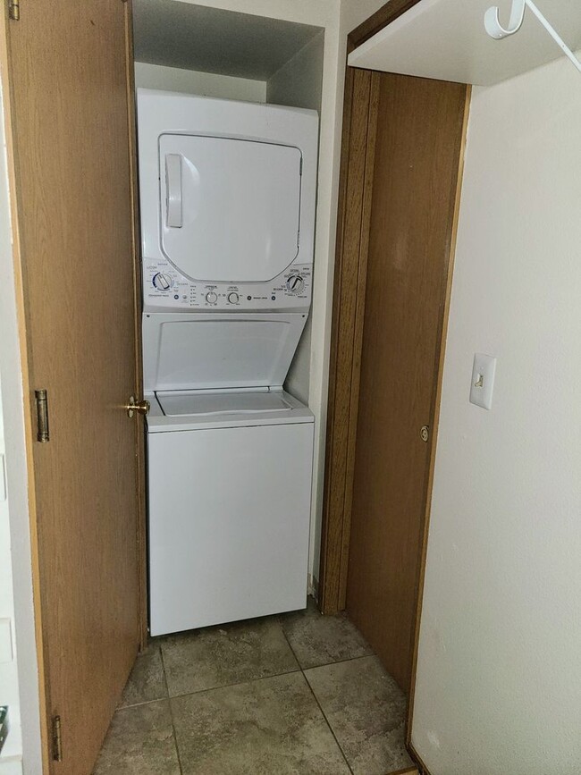 Building Photo - One bedroom condo with washer/dryer