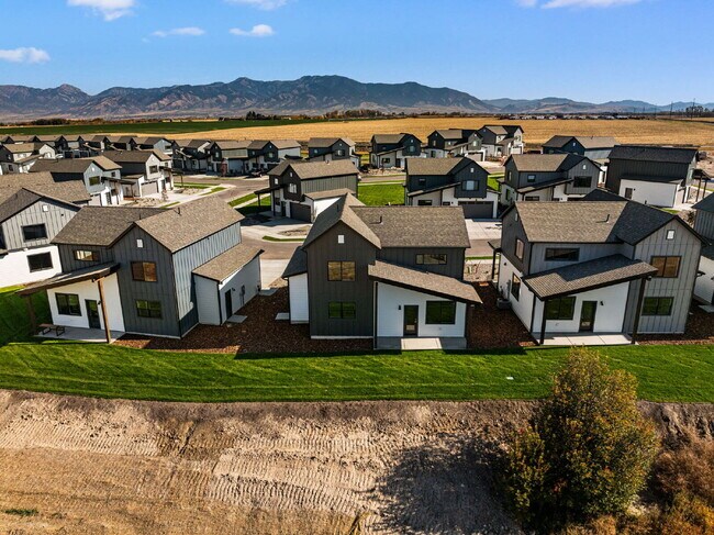 Foto del edificio - Lock-and-Leave Luxury Living — Lawn Care & Snow Removal Included!