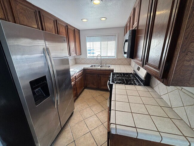 Foto del edificio - Charming 2-Bedroom Condo in Bouquet Canyon Village, Saugus!