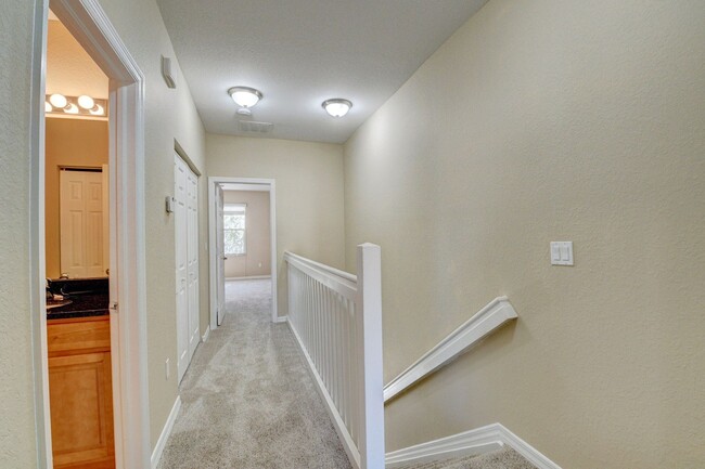 Foto del interior - Acastus Charles Landing LLC