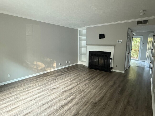 Foto del edificio - 3-Level End-Unit Townhome Near I-24 & Tanger Outlets – Basement Suite & Community Pool