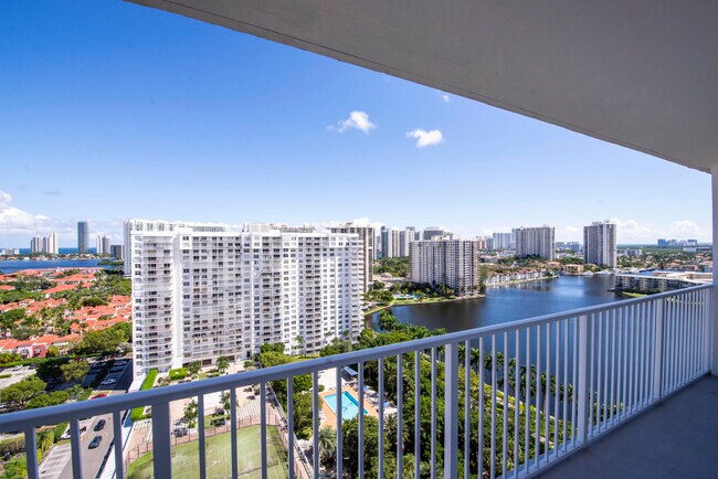 Foto del edificio - 2801 NE 183rd St