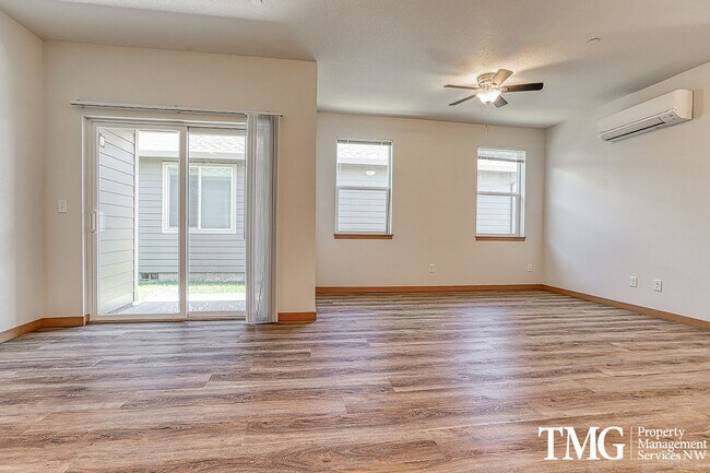 Building Photo - Beautiful 2 Bedroom Duplex in Great Washou...