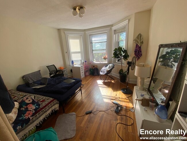 Building Photo - 364 Riverway