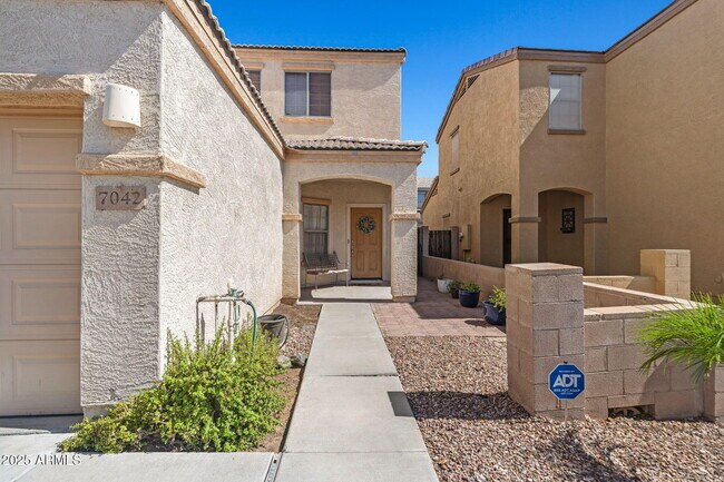 Foto del edificio - 7042 W Mercer Ln