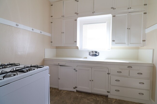Foto del edificio - * PRE-LEASING* VINTAGE HOME WITH HUGE BACK...