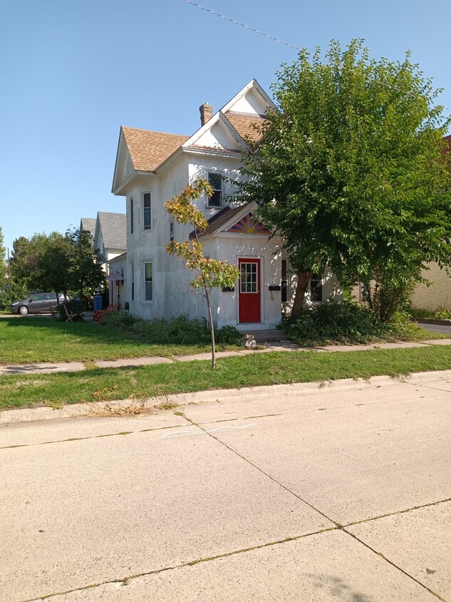 Primary Photo - 1101 18 1/2 Ave NE