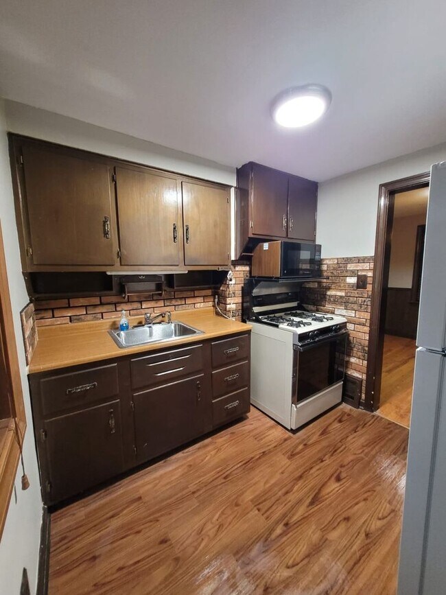 Building Photo - 2 BED 1 BATH SINGLE FAMILY HOME IN BEAUTIF...