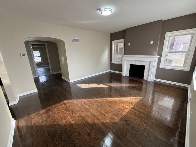 Building Photo - Charming 4-bed Home in Gary