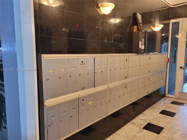 Foto del edificio - 8233 Harding Ave