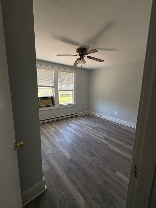 Building Photo - Cozy Downstairs Unit
