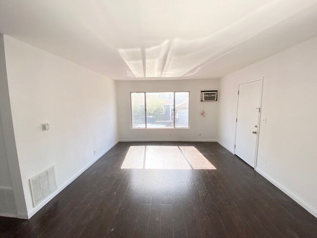 Building Photo - 8115 Romaine St