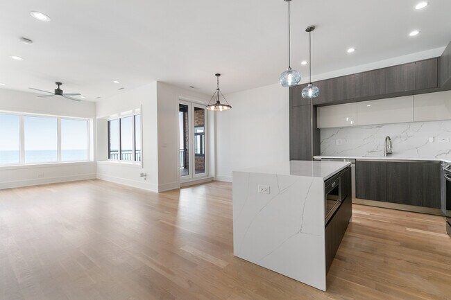 Foto del edificio - 7729 N Eastlake Terrace