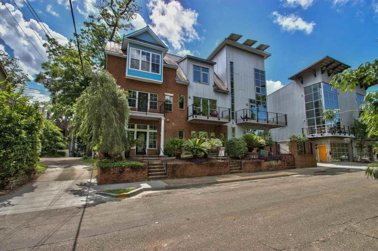 Foto principal - 3/3 Townhome off of Gaines st. Available f...
