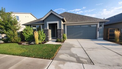 Building Photo - 4707 SW Coyote Ave