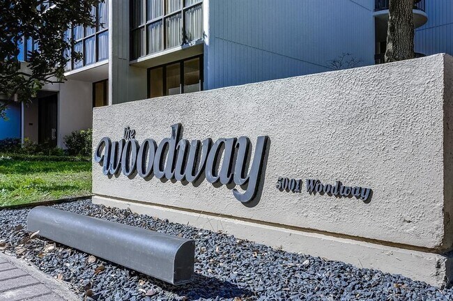 Foto del edificio - 5001 Woodway Dr
