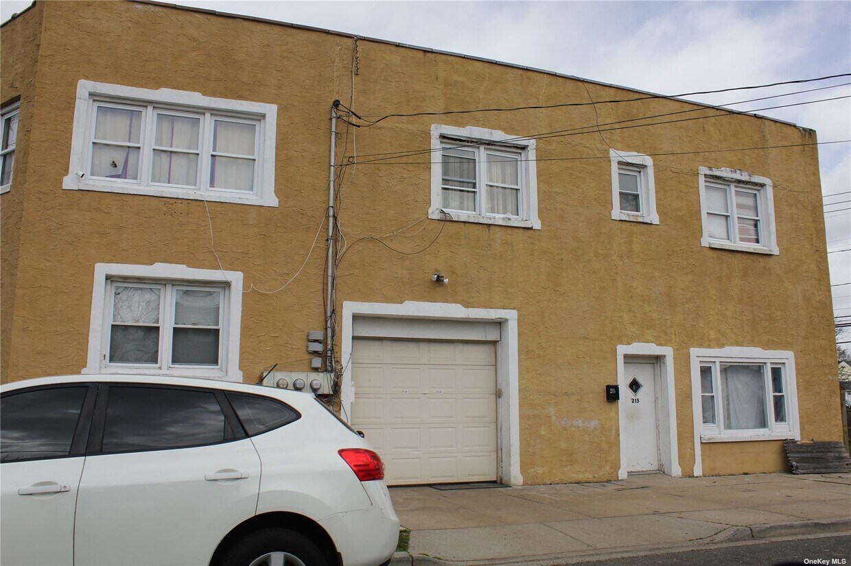 Building Photo - 215 Colonial Ave