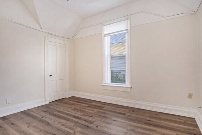 Building Photo - 1309 S 32nd St