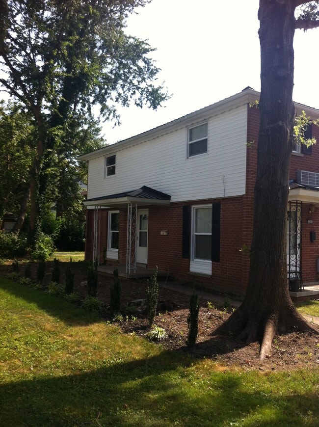 Building Photo - 221 W 9th Ave