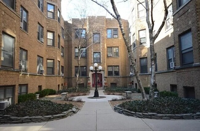 Building Photo - 536 W Cornelia Ave