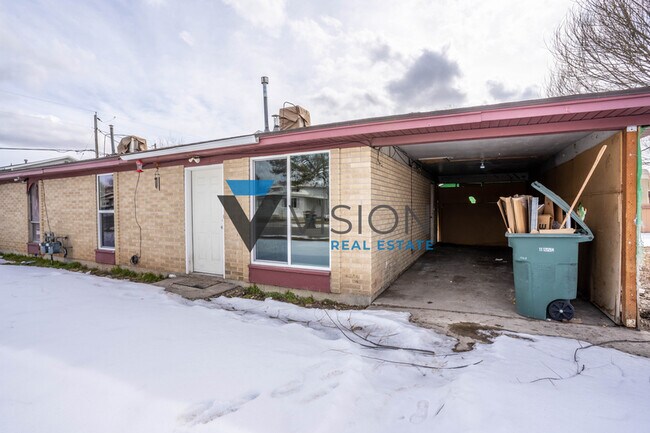 Building Photo - 1071 W Wenco Dr