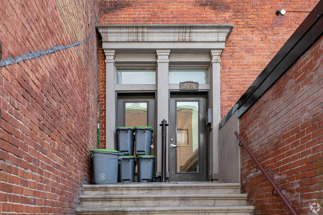 Building Photo - 2076-2080 Rue Clark